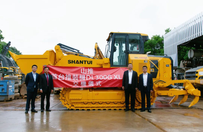 shantui-first-dozer-loader-dl300g-delivery-to-hong-kong-customer