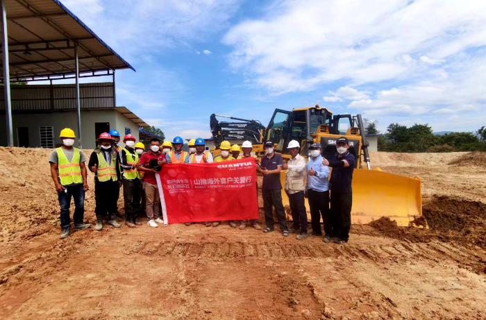Shantui Overseas Service Personnel Visited Cambodian Customers