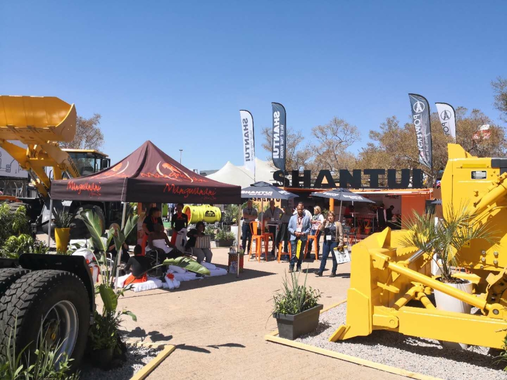 Múltiples equipos de Shantui exhibidos en la Exposición Internacional de Minería de Sudáfrica 2018