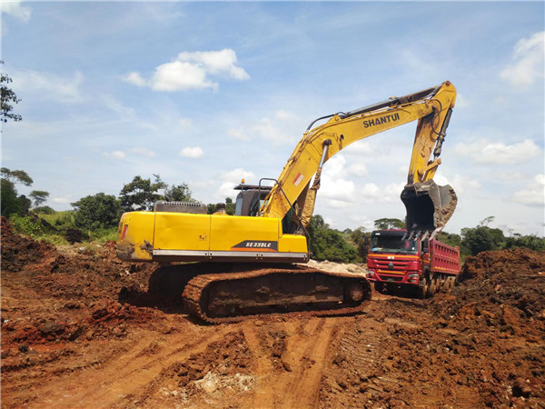 Shantui SE335LC excavator works in Uganda alluvial gold ore