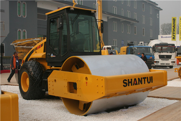 Shantui SR12-5 road roller works in Peru for the road construction