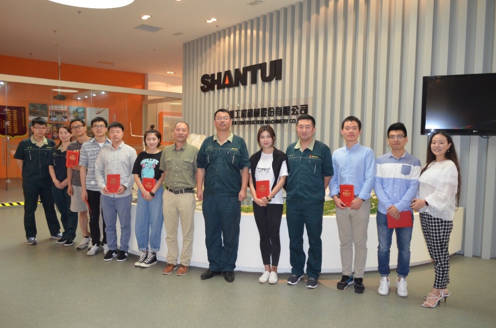 Noví zaměstnanci pekingské společnosti Avic International navštěvují Shantui