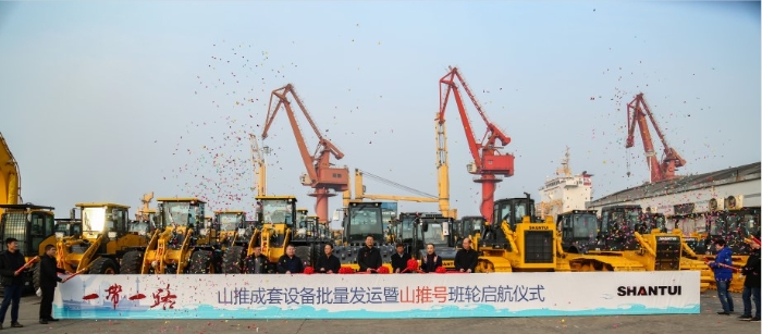 100 Units Of Shantui Complete Equipment Were Gathered At Lianyungang To Form The Direct Roll-roll “shantui” Liner For The First Time